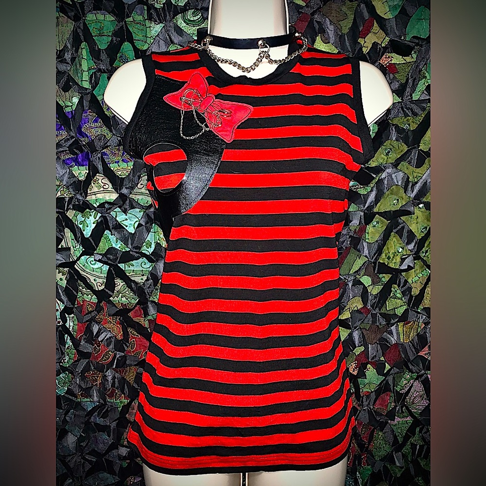 SALE Vtg Y2K Attempt Skully Bow Stripe Top 🔥
